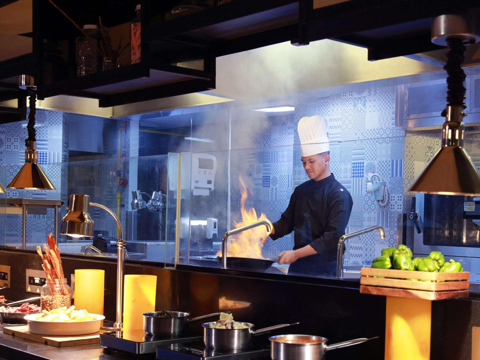 Grand Mercure Bali Seminyak Exterior photo A chef at work